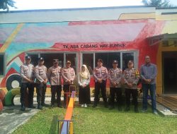 Kapolsek Way Bungur beserta anggota membagikan makanan gratis kepada murid TK ABA di desa taman negri kec way bungur.