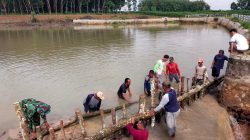 Babinsa Koramil 08/RU Bersama Warga Perbaiki Tanggul Bendungan Jebol Terdampak Banjir