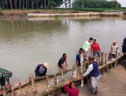 Babinsa Koramil 08/RU Bersama Warga Perbaiki Tanggul Bendungan Jebol Terdampak Banjir