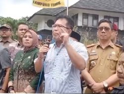 Ribuan Tenaga Honorer Lampung Timur Gelar Aksi Damai di DPRD Setempat.