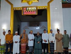 Bupati Lampung Timur Hj Ela Siti Nuryamah M.E.MA.P Sholat Isya Dan Sholat Tarawih Berjamaah dengan Jama’ah  Masjid Darussalam
