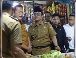 Bupati Lampung Tengah, Ardito Wijaya, melakukan inspeksi ke Pasar Bandar Jaya