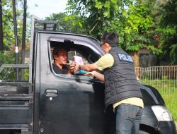 Jelang Berbuka, Sat Reskrim Polres Lampung Timur Bagikan Takjil kepada Pengendara