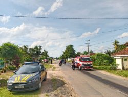 Polisi dan Damkar Gerak Cepat Bersihkan Tumpahan Solar di Jalan Raya Tiyuh Candara Mukti,*